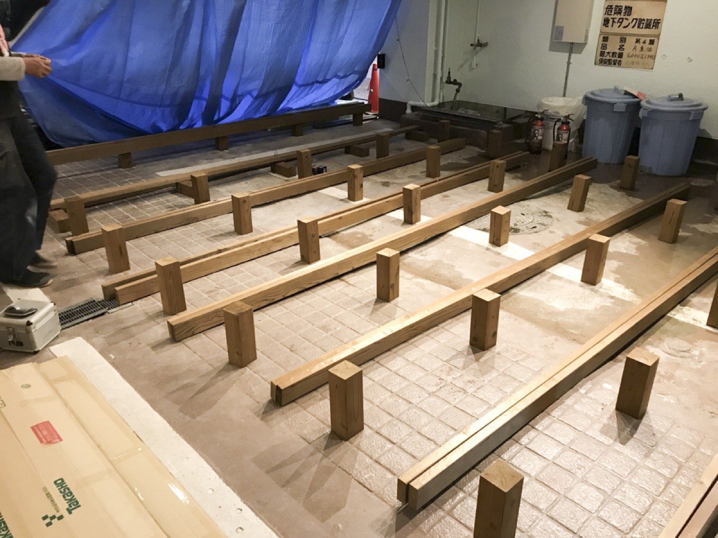 ウッドデッキ設置工事（施工中）