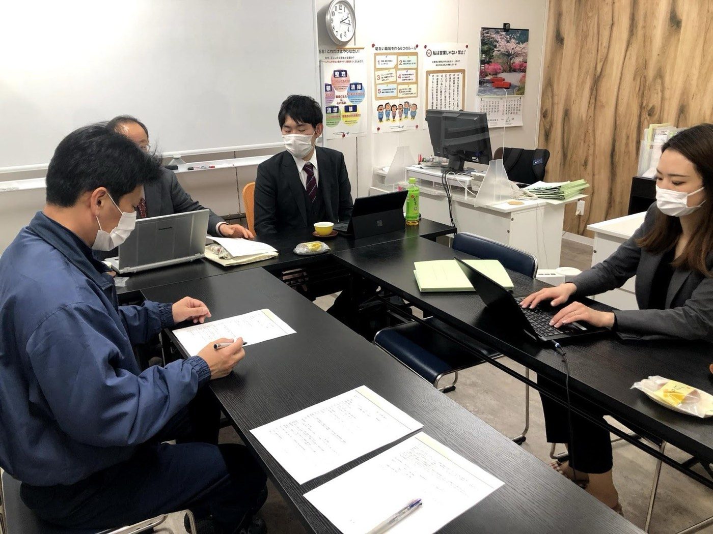 5Sの掲示がある事務所での打ち合わせ